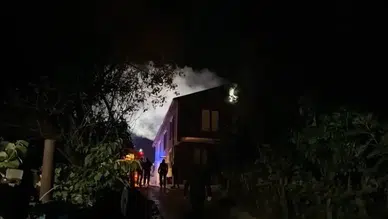 Düzce'de 2 katlı ahşap evde çıkan yangın itfaiye ekiplerince söndürüldü