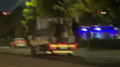 Diyarbakır'da Tehlikeli Yolculuk: Kamyonetteki Eşyaları Tutmak İçin Canlarını Hiçe Saydılar