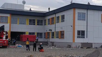 Gaziantep'te okul çatısında işçi eylemi : 4 işçi ücretlerini alamadıklarını iddia etti