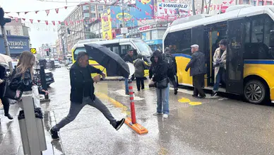Van'da sağanak yağış hayatı felç etti
