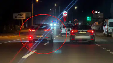 Sakarya'da Trafikte Büyük Tehlike! Emniyet Şeridini Kullanan Sürücü Kameralara Yansıdı