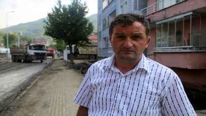 SEL YÜZÜNDEN AĞAÇTA MAHSUR KALDI