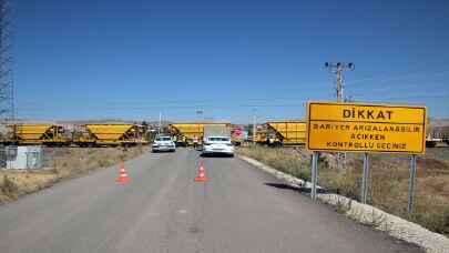 MANEVRA YAPAN YÜK TRENİ RAYDAN ÇIKTI
