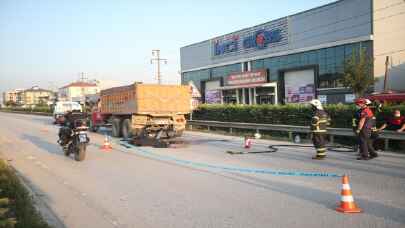 Düzce’de kamyonla çarpışan motosikletteki 2 kişi öldü