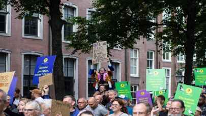 Hollanda’da etkinlik ve eğlence sektörünün tekrar açılması için Kovid19 önlemleri protesto edildi