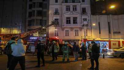 Beyoğlu’ndaki iş merkezinde çıkan yangın söndürüldü
