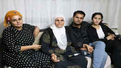 Babalarının çocuklarını cami avlusuna bıraktığını yıllar sonra öğrendi