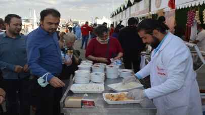 Afyonkarahisar 3. Uluslararası Turizm ve Lezzet Festivali’nde katılımcılara yöresel ikram yapıldı