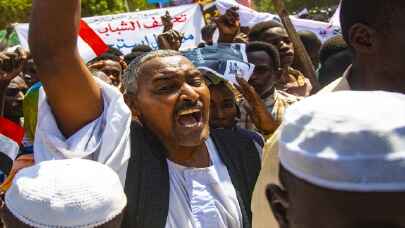 Sudan’da binlerce kişi hükümetin feshi talebiyle Cumhurbaşkanlığı Sarayı önünde toplandı