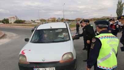 Kayseri’de jandarma trafik kontrolünde baklava ve çikolata ikram etti 