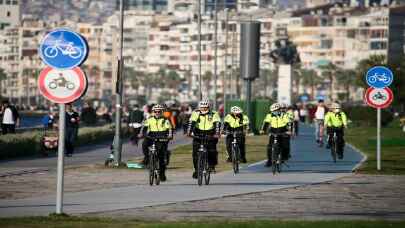 İzmir’in ”Beyaz Kırlangıçları” bisiklet yollarının güvenliği için pedala bastı