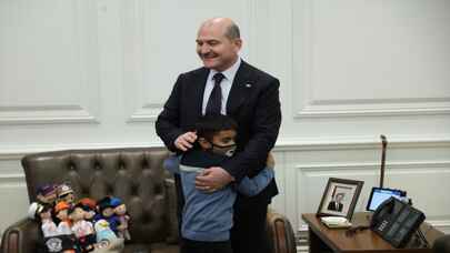 Bakan Soylu, şehit Ahmet Budak’ın ailesiyle bir arada