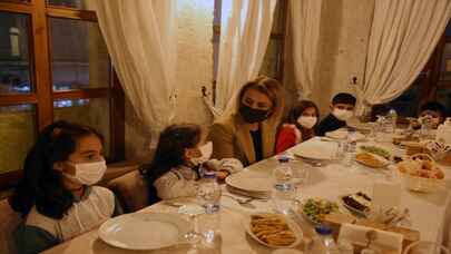 Nevşehir Valisi Kapadokya hayali gerçekleştirilen Vanlı öğrencilerle bir arada