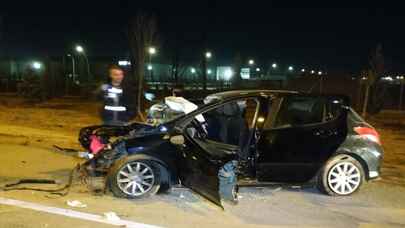 Konya’da refüjü aşıp karşı şeride geçen otomobildeki 3 kişi öldü, 3 kişi yaralandı