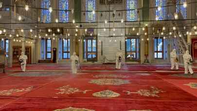 Fatih Belediyesi ibadethaneleri dezenfekte ediyor