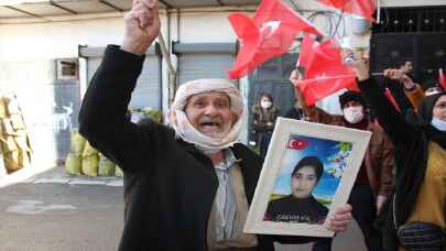 Son Dakika! Hakkarili aileler HDP'nin önündeki eylemlerini sürdürüyor