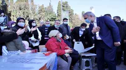 AK Parti İstanbul İl Başkanı Kabaktepe, partide görevli engelli bireylerle bir arada