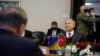 Bakan Akar Bosna Hersek Savunma Bakanlığında askeri törenle karşılandı