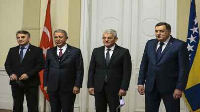 Milli Savunma Bakanı Akar, Bosna Hersek Devlet Başkanlığı Konseyi üyeleri ile görüştü
