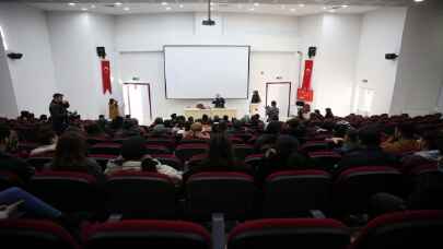 Elazığ’da yaşlılar hayat tecrübelerini üniversiteli gençlerle paylaştı