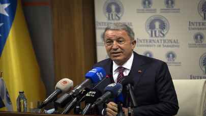Bakan Akar, Saraybosna’da üniversite öğrencileriyle bir araya geldi
