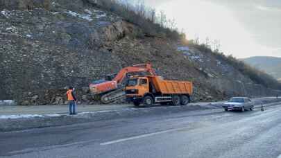 Zonguldak’ta heyelan nedeniyle kapanan kara yolunda temizlik çalışmaları sürüyor