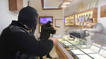 Bolu’da filmleri aratmayan kuyumcu soygunu