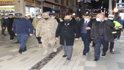 Trabzon Valisi Ustaoğlu vatandaşların yeni yılını kutladı