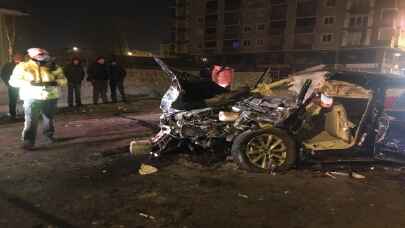 Kars’ta bahçe duvarına çarpan otomobildeki 4 kişi öldü, 1 çocuk ağır yaralandı