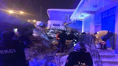 Sivas’ta yoldan çıkan tır evin bahçesine devrildi