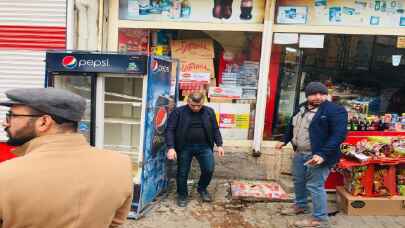 Şanlıurfa’da kaza sonrası kontrolden çıkan otomobil markette hasara yol açtı