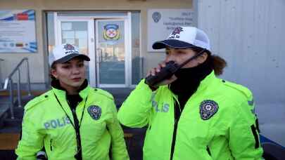 Ekip arkadaşı iki kadın polis, trafiğin düzenli akışı için mesai harcıyor 