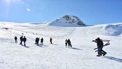 Hakkari’deki kayak merkezi yerli ve yabancı turistleri ağırlıyor