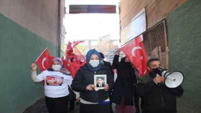 Hakkari’de terör mağduru aileler HDP önünde eylem yaptı