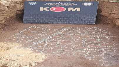 İzmir’de kaçak kazıda Roma dönemine ait mozaik ortaya çıkarıldı