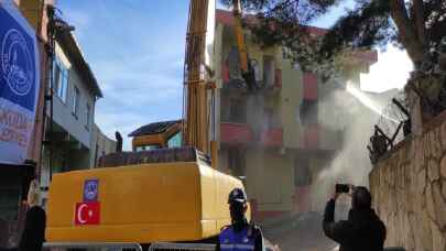 Üsküdar’da risk taşıyan binaların yıkımına devam ediliyor