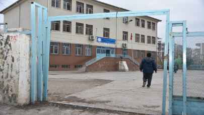 Şanlıurfa’da okulun bahçesindeki kapının çalınma anı güvenlik kamerasında