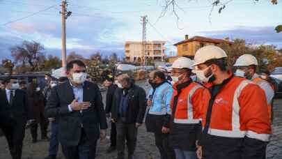 Bakan Kurum, Antalya’da afetzedelerle bir arada