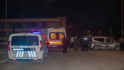 Hatay’da otomobil ile çarpışan hafif ticari araçtaki 2 kişi yaralandı