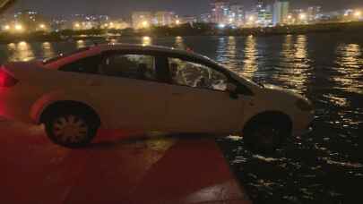 Mersin’de balıkçı barınağının iskelesinde askıda kalan otomobili itfaiye çıkardı