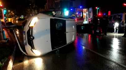 Adana’da otomobille polisten kaçmaya çalışan şüpheliler kaza yapınca yakalandı