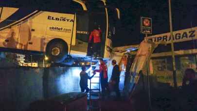 Mersin’de kontrolden çıkan yolcu otobüsü köprüde asılı kaldı