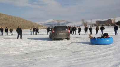 Bayburt’ta gençler şambrelle kar üzerinde kayak keyfi yaşadı