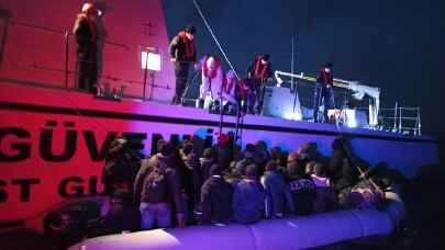 Muğla’da sürüklenen lastik botta 39 düzensiz göçmen kurtarıldı