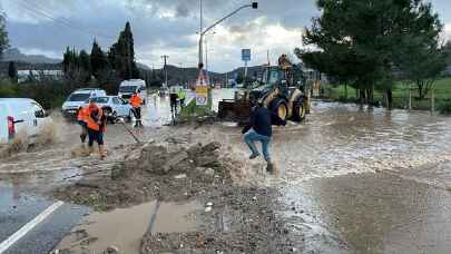 Bodrum’da sağanağın ardından evleri su bastı, kara yolu ulaşıma kapandı