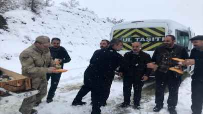 Yolda mahsur kalan 1’i bebek 10 kişi kurtarıldı