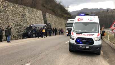 Minibüs istinat duvarına çarptı