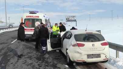 Ardahan’da minibüs ile otomobilin çarpıştığı kazada 2 kişi yaralandı