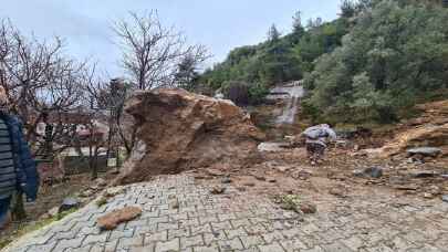 Alanya’da dağdan kopan kaya parçaları 3 katlı evi yıktı