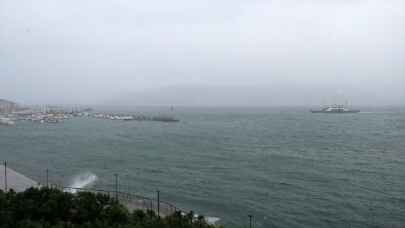 Çanakkale Boğazı’nda fırtına deniz ulaşımını olumsuz etkiliyor